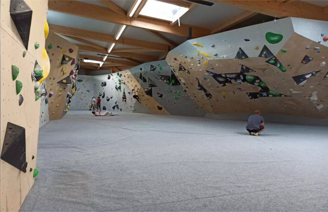 Frechen Bouldern Klettern Kletterhalle Boulderhalle Rezension Rezensionen Boulderbundesliga Outdoor Pool Chimpanzodrome