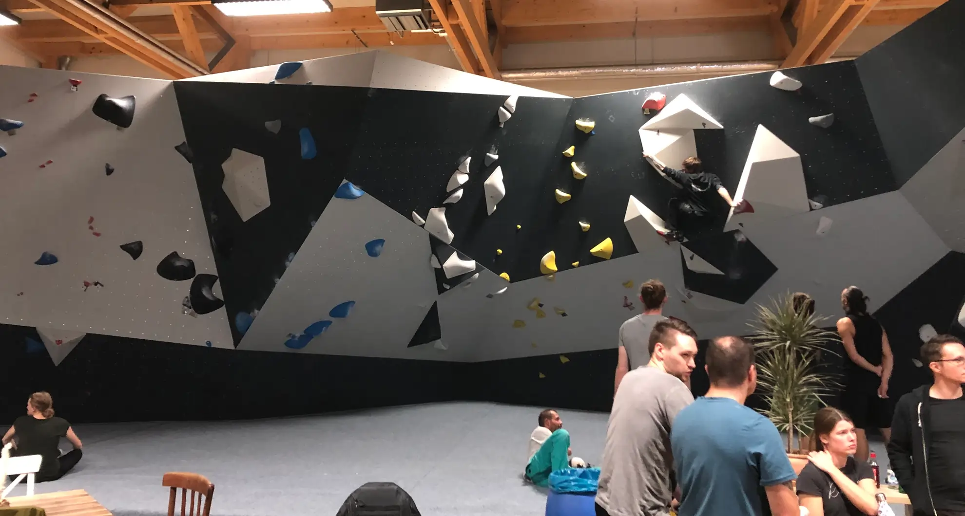 Kletterhalle Boulderhalle Bouldern Klettern Wuppertal Prisma Rezension Rezensionen Wettkampf Eröffnung