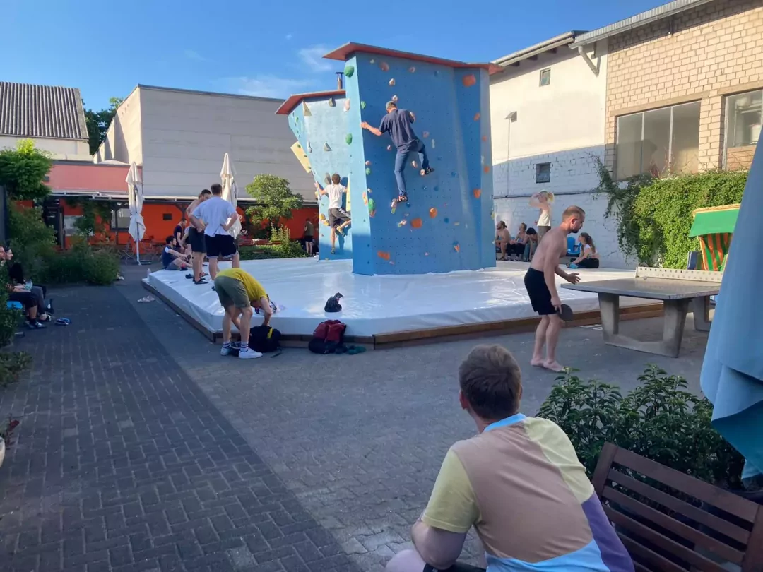 Outdoor Draußen Pool Feiern Bouldern Rezension Rezensionen Spaß Chillen Chillarea Outdoorbereich Sommer Hitze Boulderplanet Köln Klettern Kletterhalle