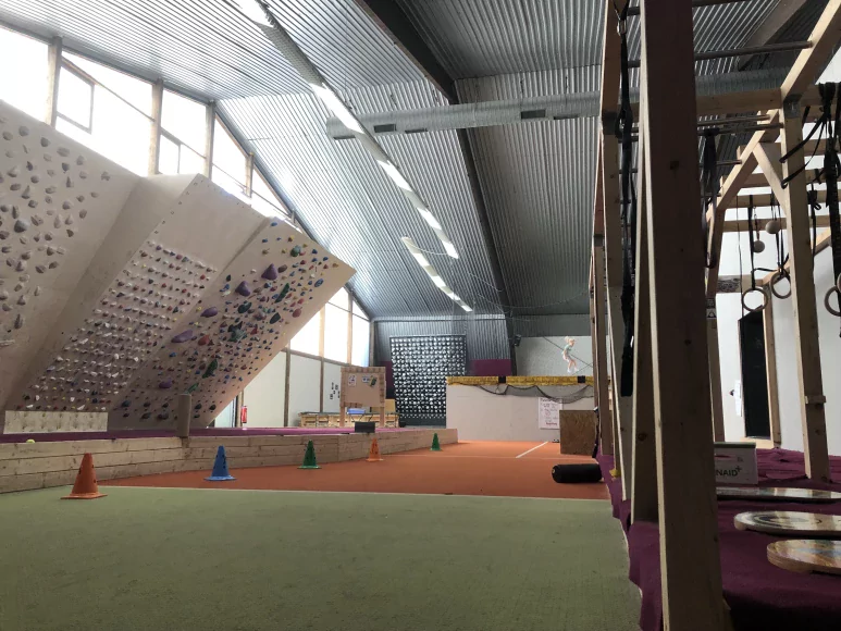 Einstein Duisburg Trainingsbereich mit Campusboard Hangboard und Trampolin Einstein-Duisburg-Trainingsbereich-Campusboard-Hangboard-Trampolin
