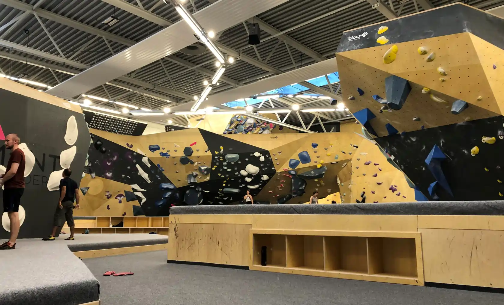 Element Boulders München Überhangwand Element-Boulders-München-Überhang-Boulderwände-Branding-Stylisch