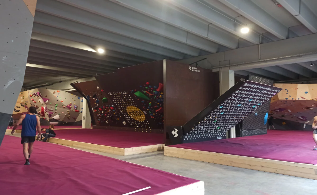 Bouldern Boulderhalle Einstein Düsseldorf Rezension Rezensionen Moonboard Trainingsbereich Indoor Klettern Kletterhalle